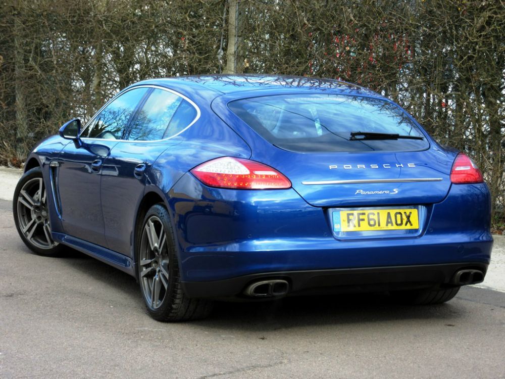 Това рядко Porsche Panamera с V8 и ръчни скорости се продава